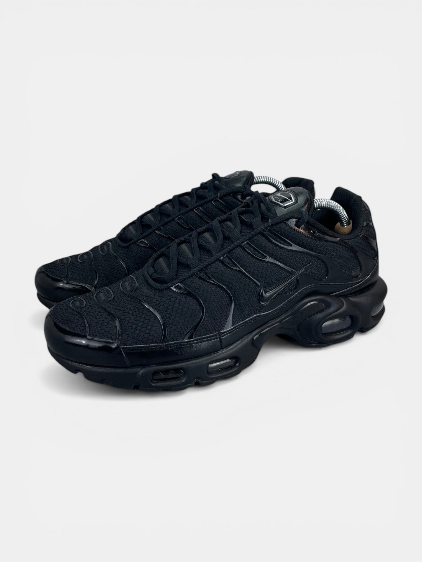 Nike Air Max Plus Triple Black - buty sportowe, widok z boku