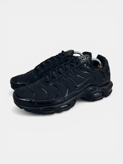 Nike Air Max Plus Triple Black - buty sportowe, widok z boku
