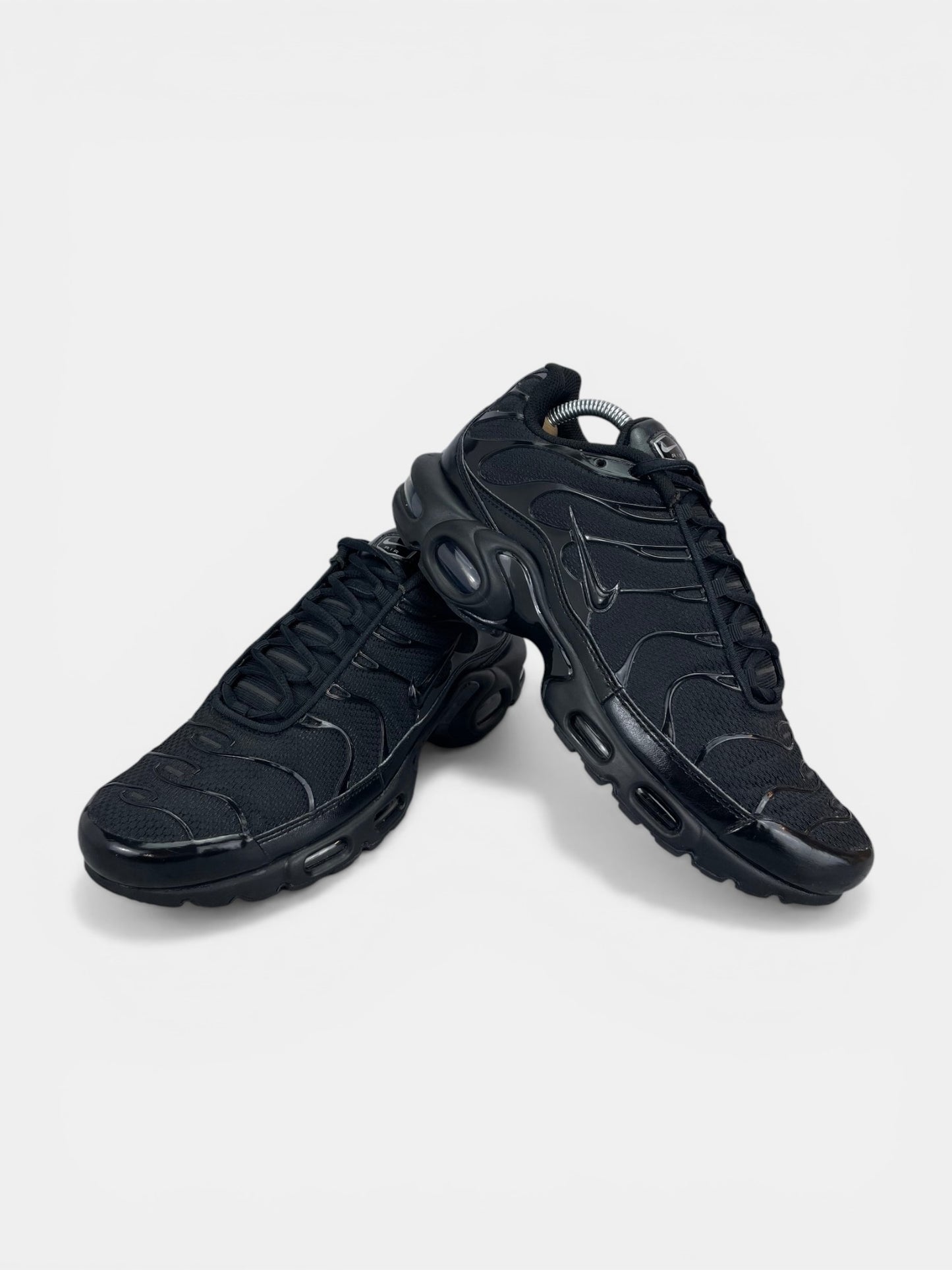 Nike Air Max Plus Triple Black - buty sportowe, boczny profil