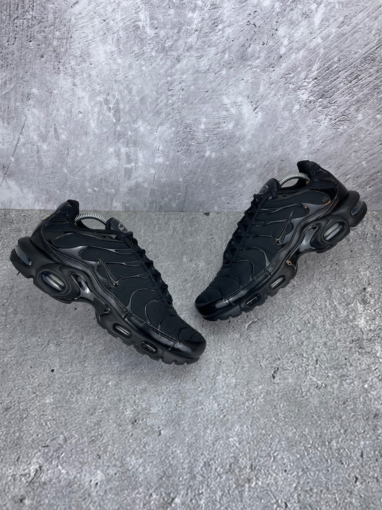 Nike Air Max Plus Triple Black - buty sportowe, widok z góry na zewnętrzną stronę butów