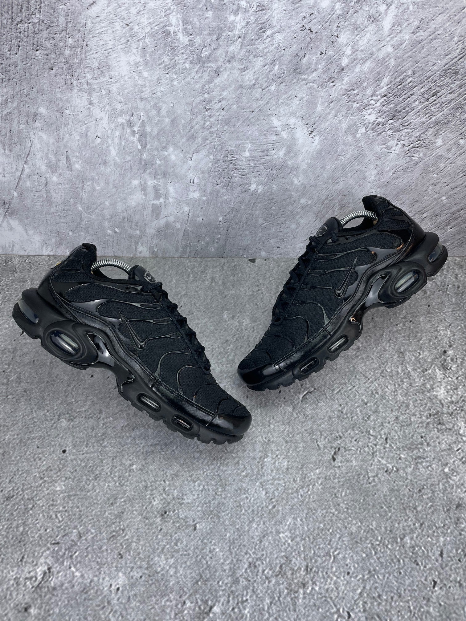 Nike Air Max Plus Triple Black - buty sportowe, widok z góry na zewnętrzną stronę butów