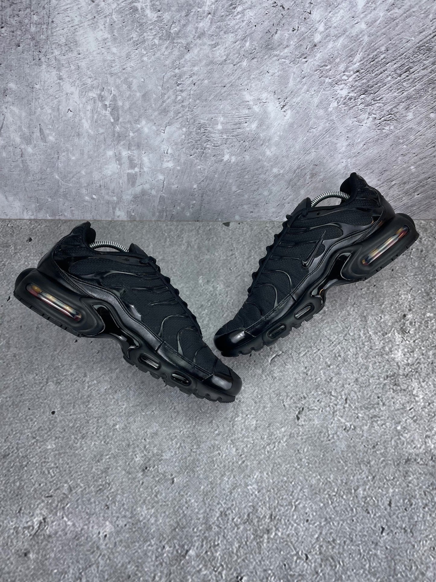 Nike Air Max Plus Triple Black - buty sportowe, zewnętrzny panel prawego buta
