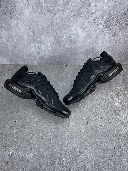 Nike Air Max Plus Triple Black - buty sportowe, zewnętrzny panel prawego buta