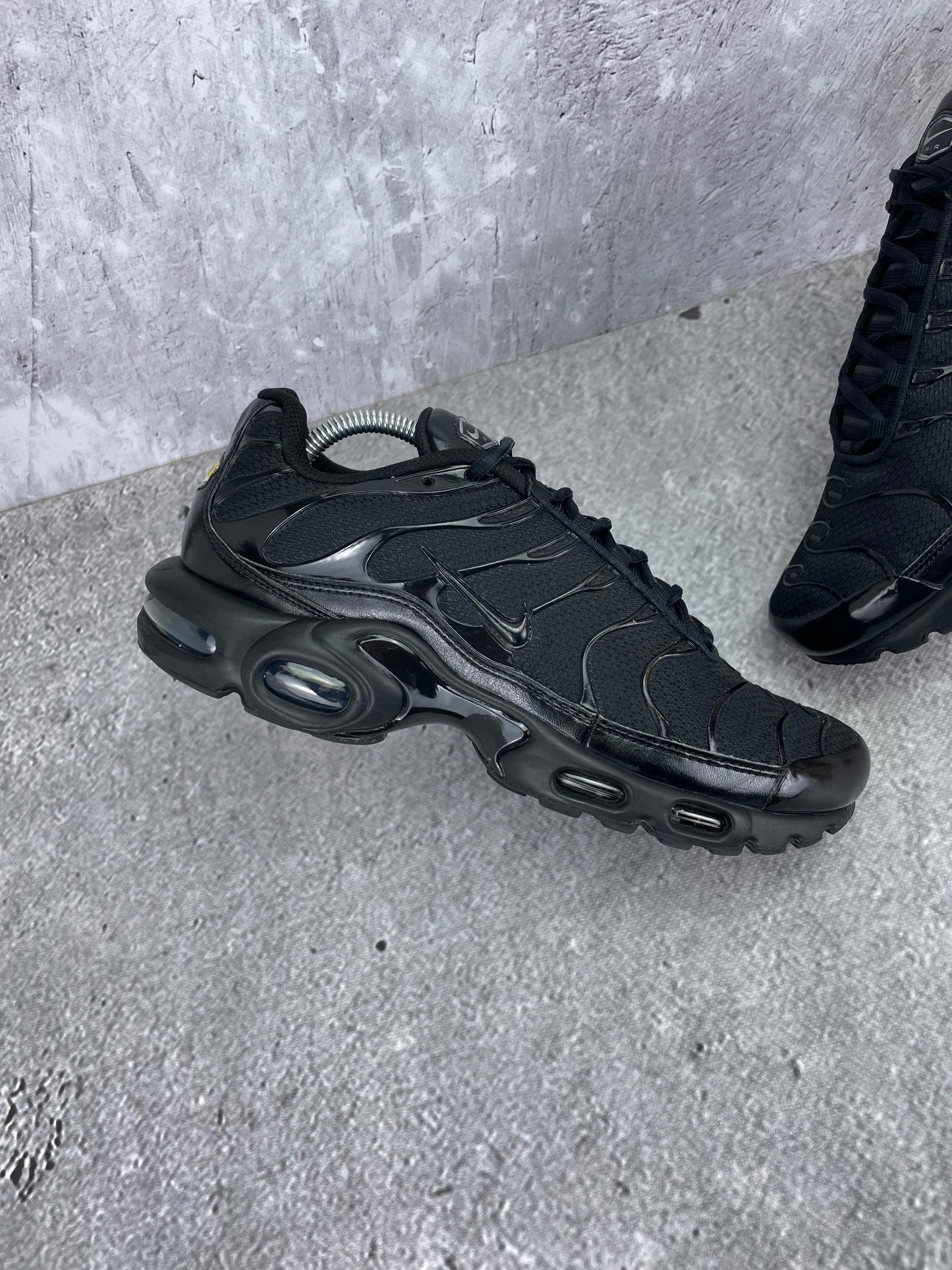 Nike Air Max Plus Triple Black - buty sportowe, zewnętrzny panel lewego buta