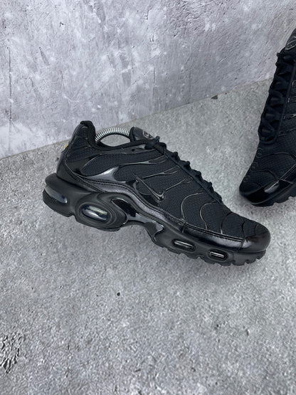 Nike Air Max Plus Triple Black - buty sportowe, zewnętrzny panel lewego buta