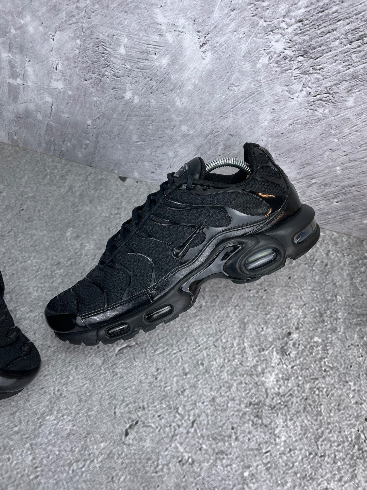 Nike Air Max Plus Triple Black - buty sportowe, widok z góry na wewnętrzną stronę butów