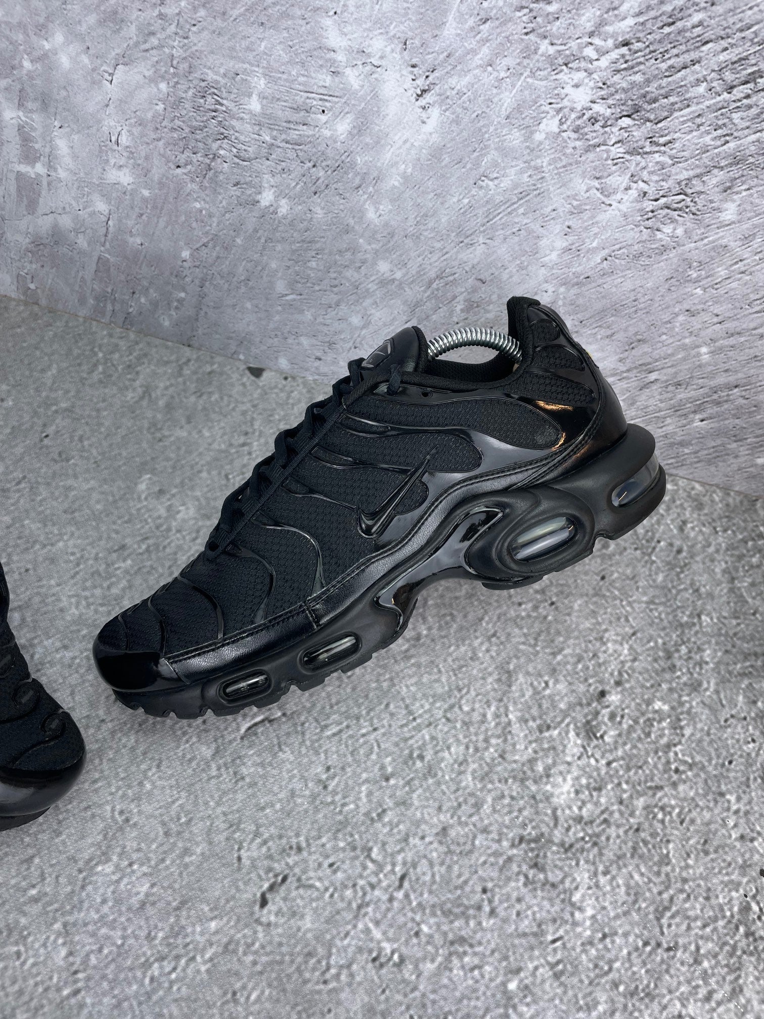 Nike Air Max Plus Triple Black - buty sportowe, widok z góry na wewnętrzną stronę butów
