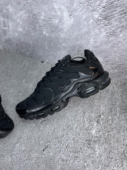 Nike Air Max Plus Triple Black - buty sportowe, widok z góry na wewnętrzną stronę butów
