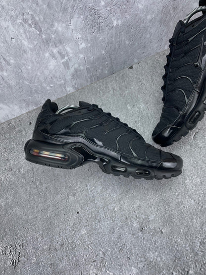 Nike Air Max Plus Triple Black - buty sportowe, wewnętrzny panel lewego buta