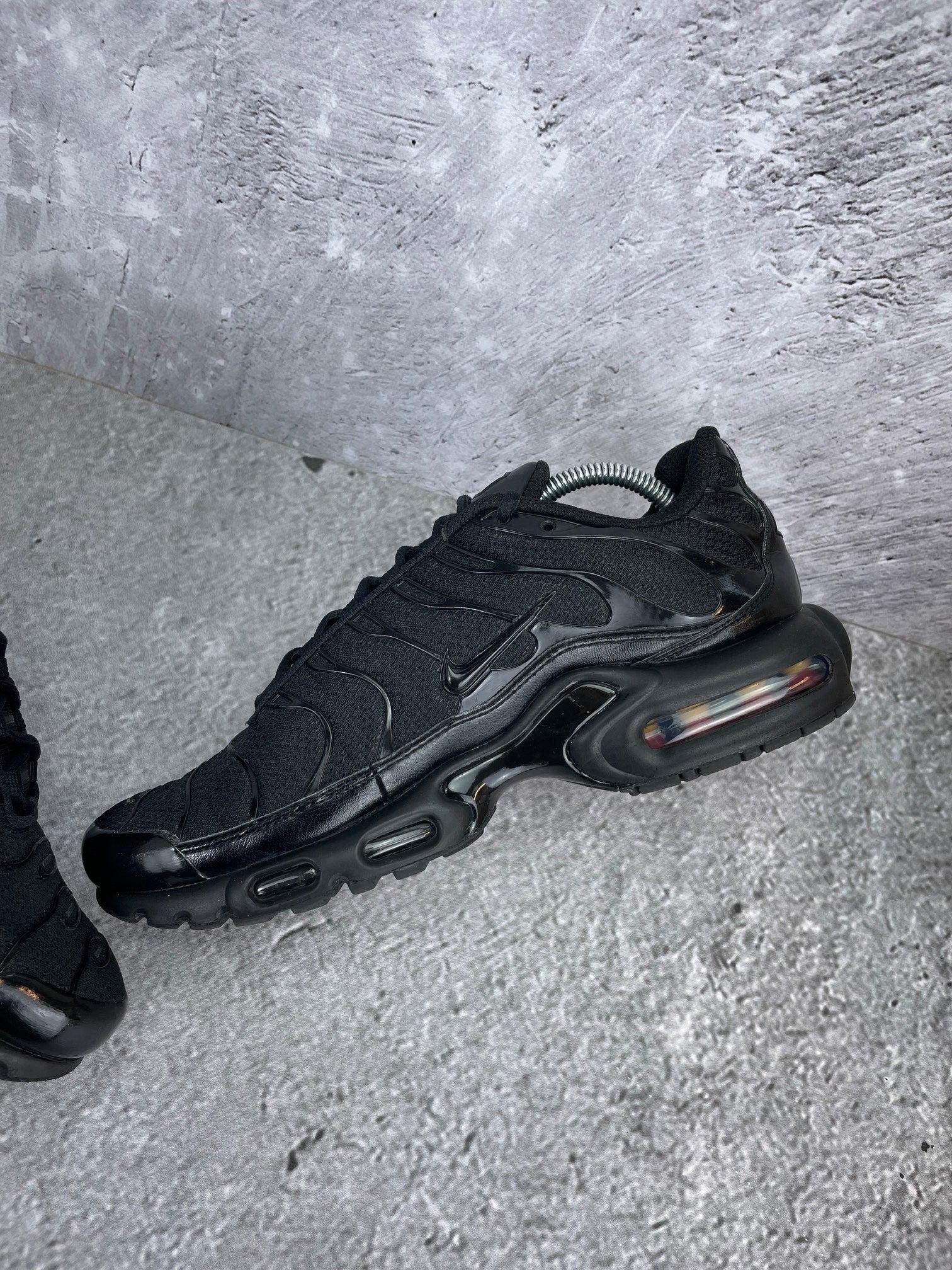 Nike Air Max Plus Triple Black - buty sportowe, wewnętrzny panel prawego buta