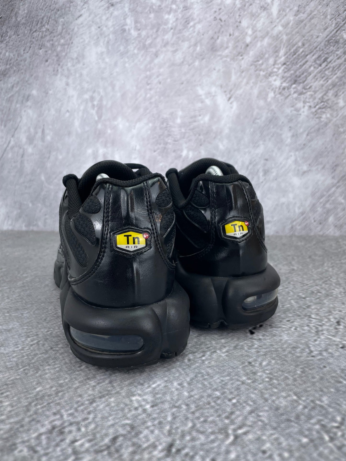 Nike Air Max Plus Triple Black - buty sportowe, widok z tyłu