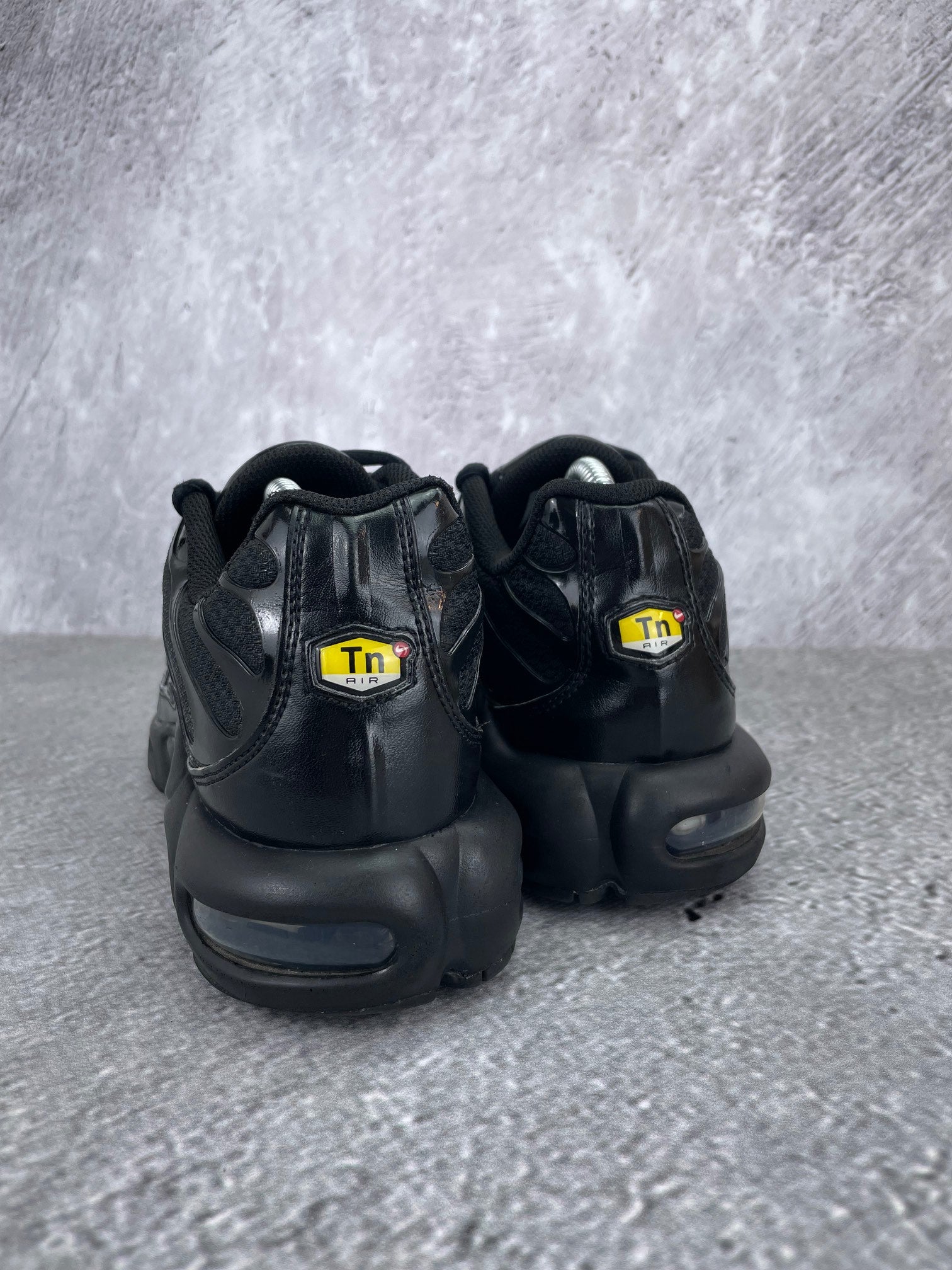 Nike Air Max Plus Triple Black - buty sportowe, widok z tyłu
