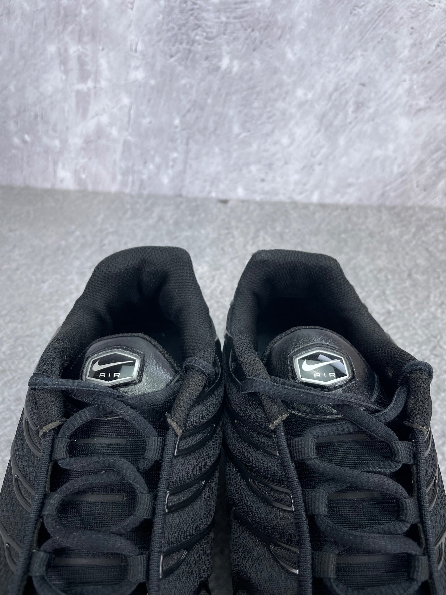 Nike Air Max Plus Triple Black - buty sportowe, zapiętki butów