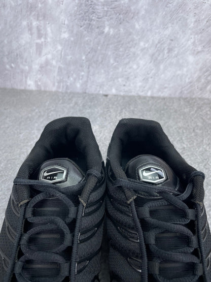 Nike Air Max Plus Triple Black - buty sportowe, zapiętki butów