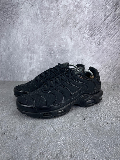 Nike Air Max Plus Triple Black - buty sportowe, widok z boku na tle studyjnym