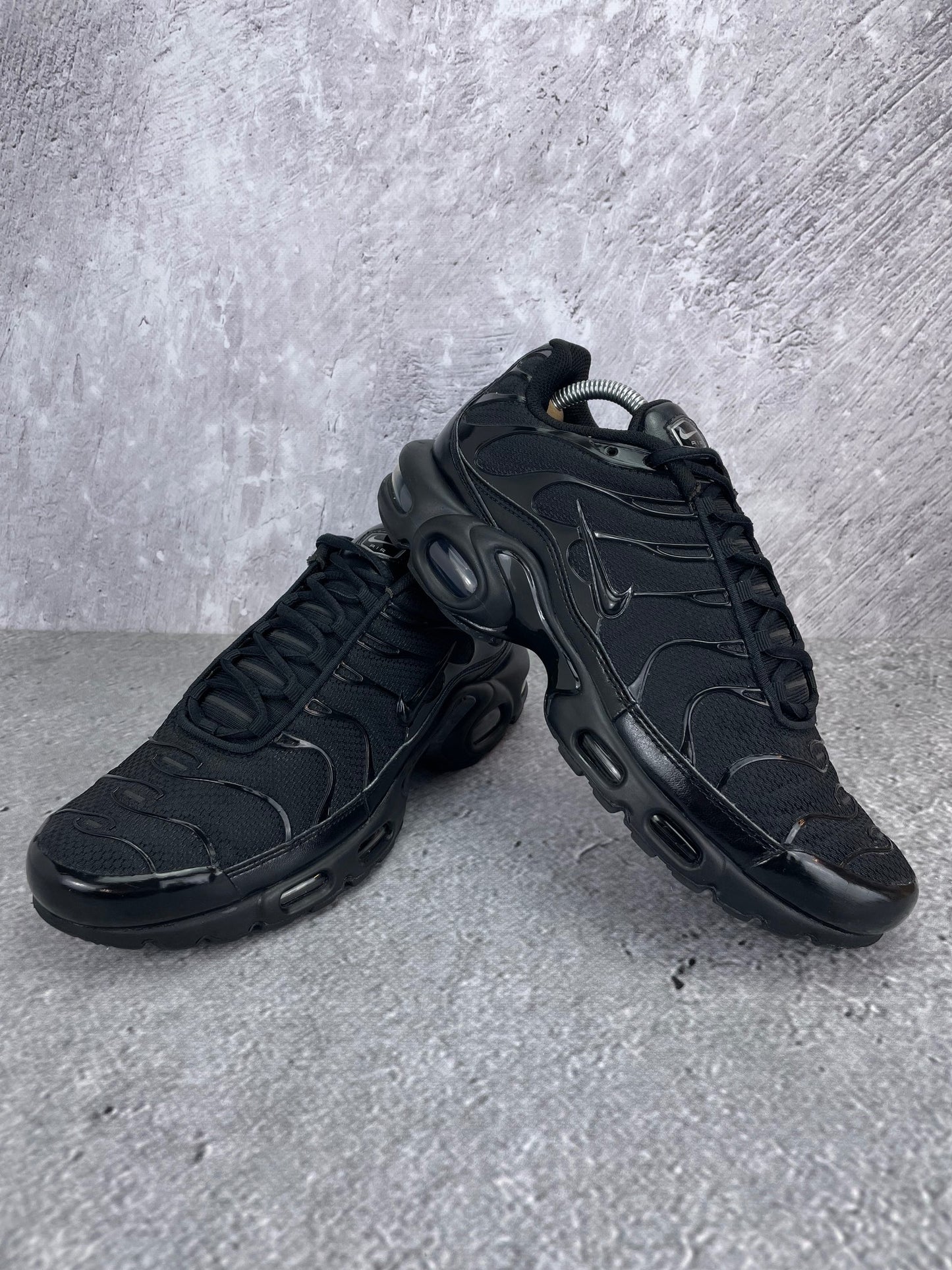Nike Air Max Plus Triple Black - buty sportowe, para butów, widok z boku na tle studyjnym