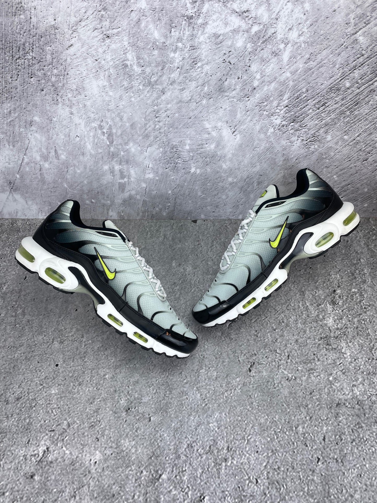 Nike Air Max Plus Bright Cactus - buty sportowe, widok z góry na zewnętrzną stronę butów