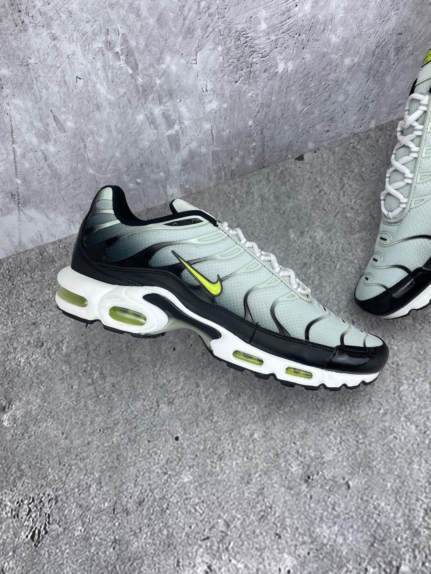 Nike Air Max Plus Bright Cactus - buty sportowe, zewnętrzny panel lewego buta