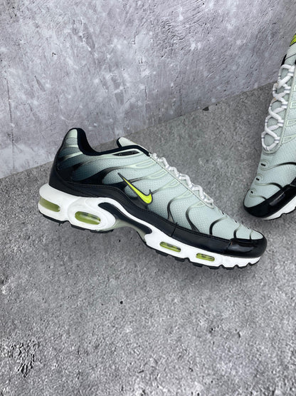 Nike Air Max Plus Bright Cactus - buty sportowe, zewnętrzny panel lewego buta
