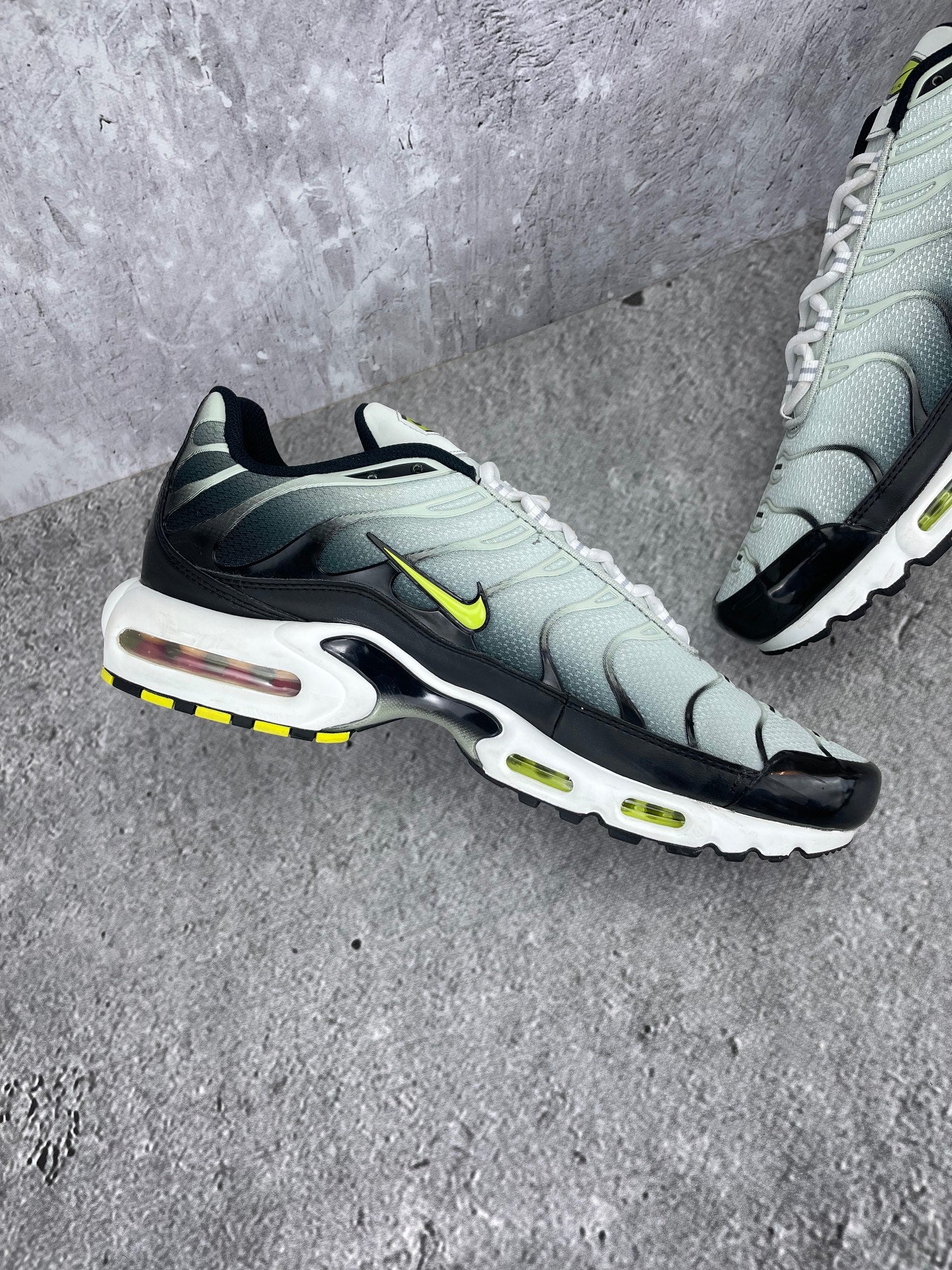 Nike Air Max Plus Bright Cactus - buty sportowe, wewnętrzny panel lewego buta