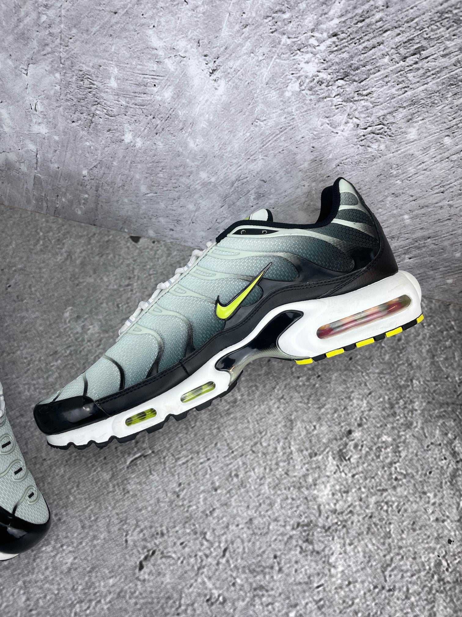 Nike Air Max Plus Bright Cactus - buty sportowe, wewnętrzny panel prawego buta