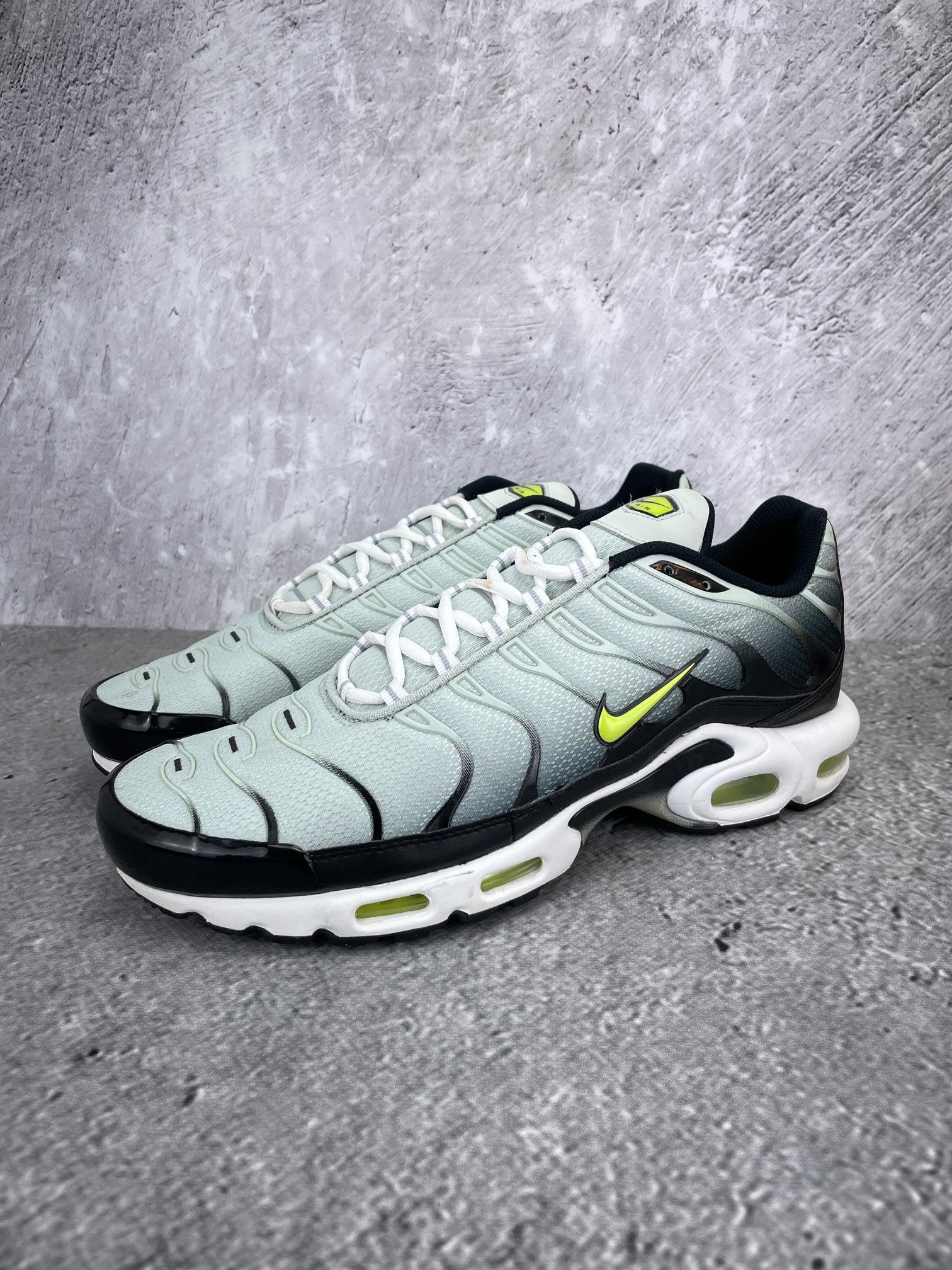 Nike Air Max Plus Bright Cactus - buty sportowe, widok z boku na tle studyjnym