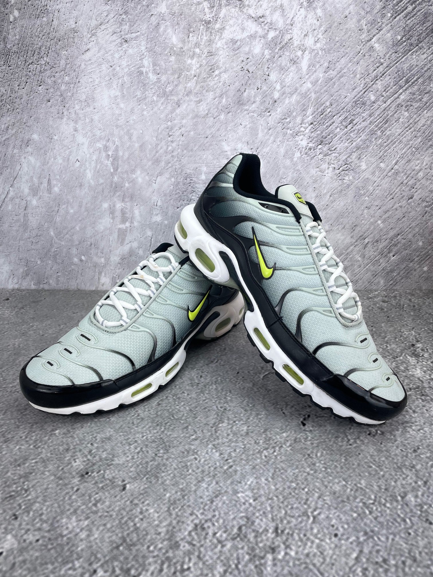 Nike Air Max Plus Bright Cactus - buty sportowe, para butów, widok z boku na tle studyjnym