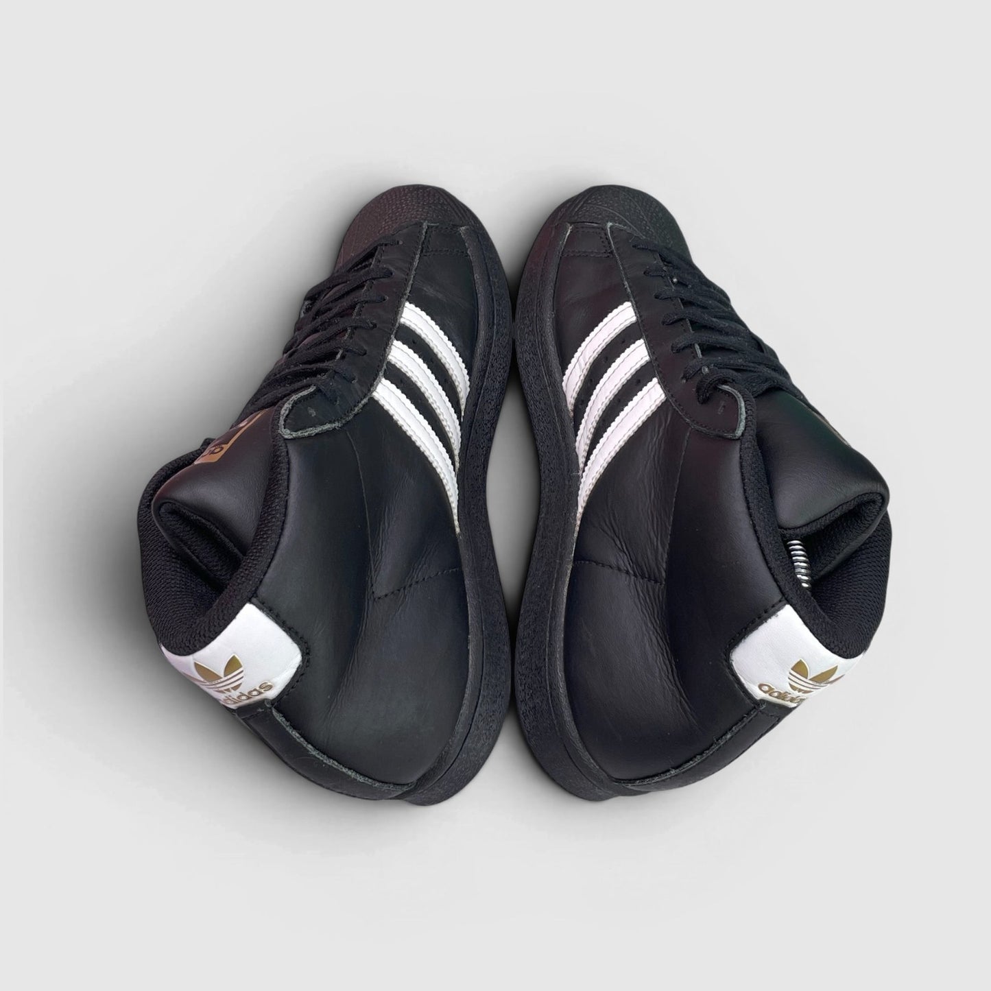 Adidas Pro Model Superstar — buty sportowe damskie w bardzo dobrym stanie rozmiar 38 2/3, widok z góry