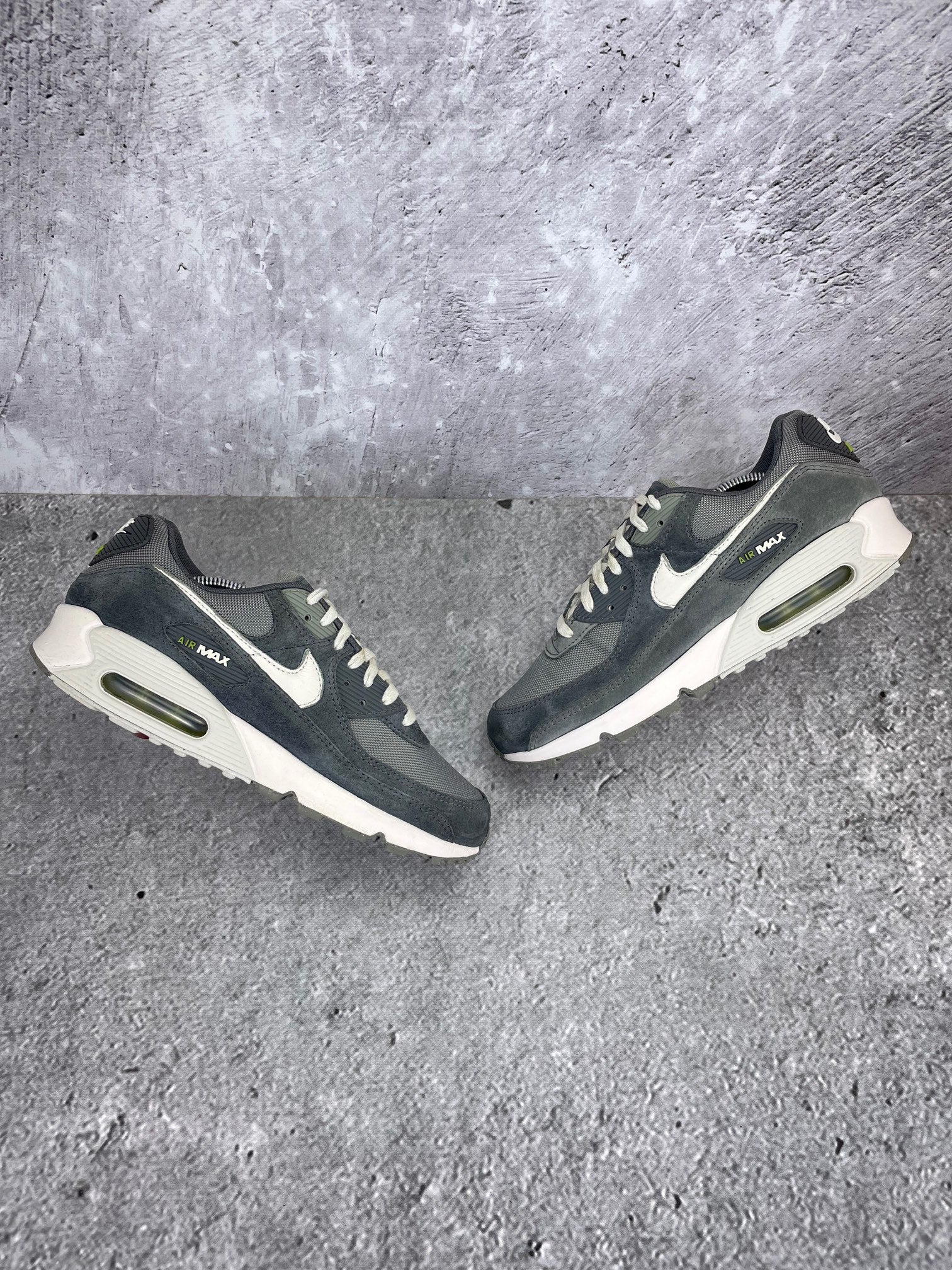 Nike Air Max 90 HJ3989-001 - buty sportowe, widok z góry na zewnętrzną stronę butów
