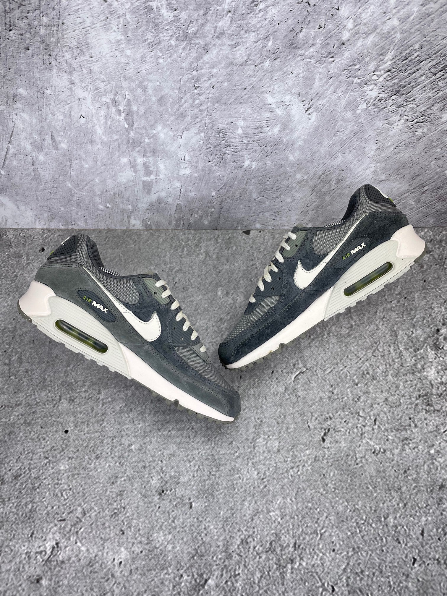 Nike Air Max 90 HJ3989-001 - buty sportowe, zewnętrzny panel prawego buta
