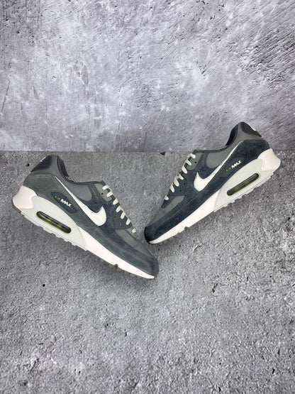 Nike Air Max 90 HJ3989-001 - buty sportowe, zewnętrzny panel prawego buta