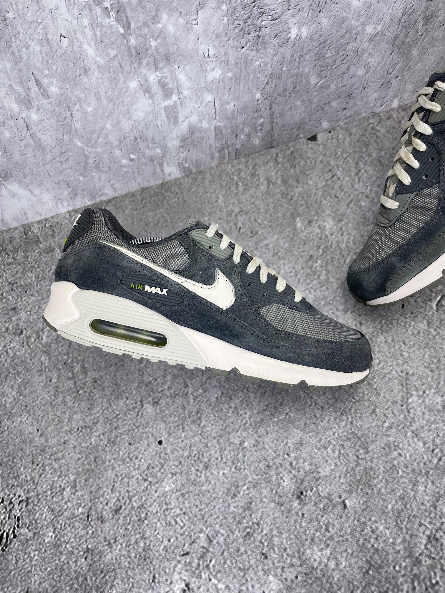 Nike Air Max 90 HJ3989-001 - buty sportowe, zewnętrzny panel lewego buta