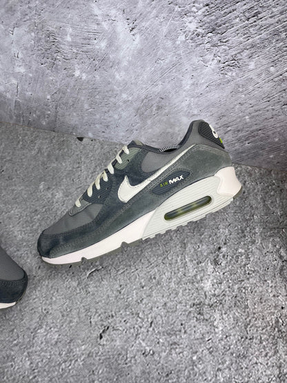 Nike Air Max 90 HJ3989-001 - buty sportowe, widok z góry na wewnętrzną stronę butów