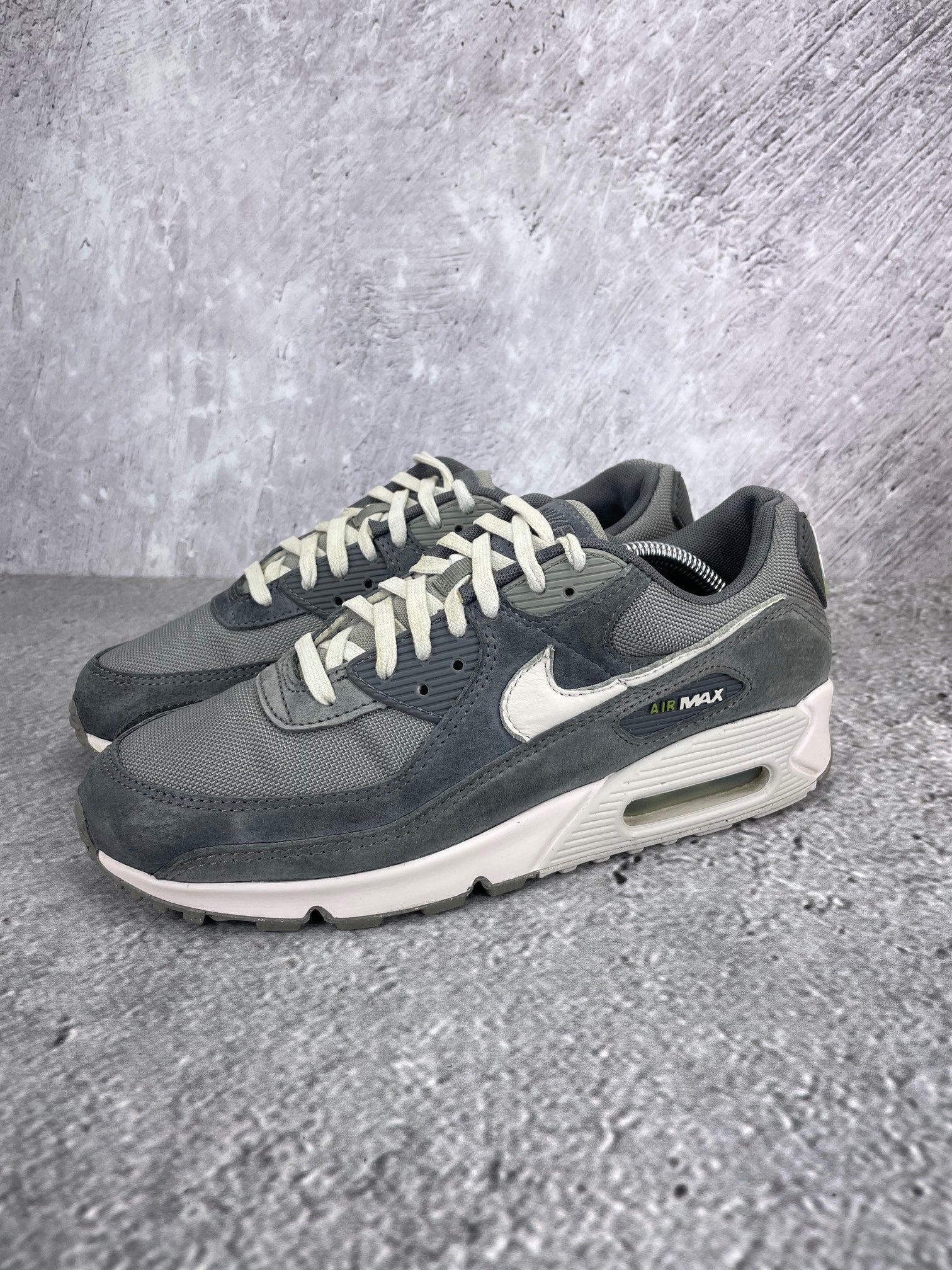 Nike Air Max 90 HJ3989-001 - buty sportowe, widok z boku na tle studyjnym