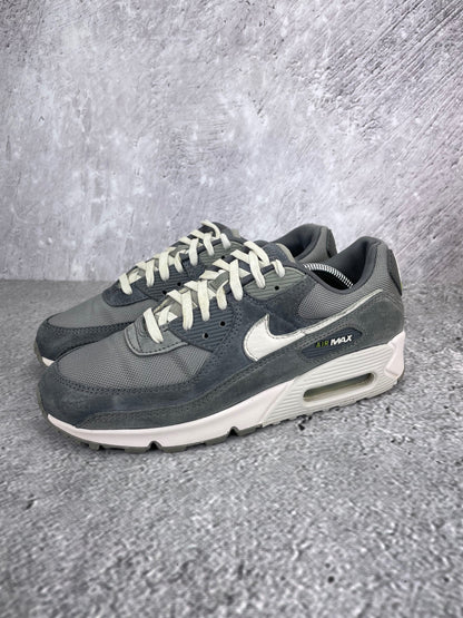 Nike Air Max 90 HJ3989-001 - buty sportowe, widok z boku na tle studyjnym
