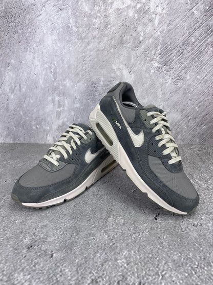Nike Air Max 90 HJ3989-001 - buty sportowe, para butów, widok z boku na tle studyjnym