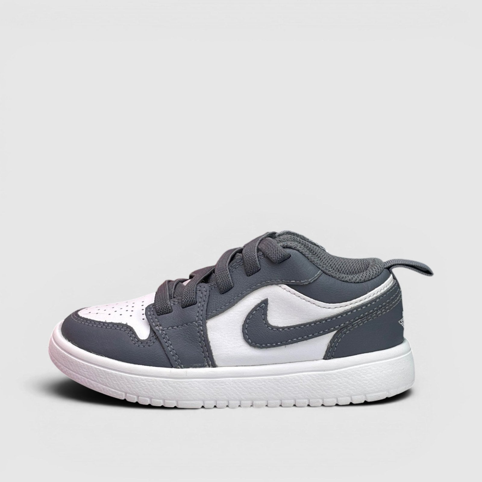 Nike Air Jordan 1 Low — buty sportowe dziecięce w bardzo dobrym stanie rozmiar 28, boczny profil, lewa strona