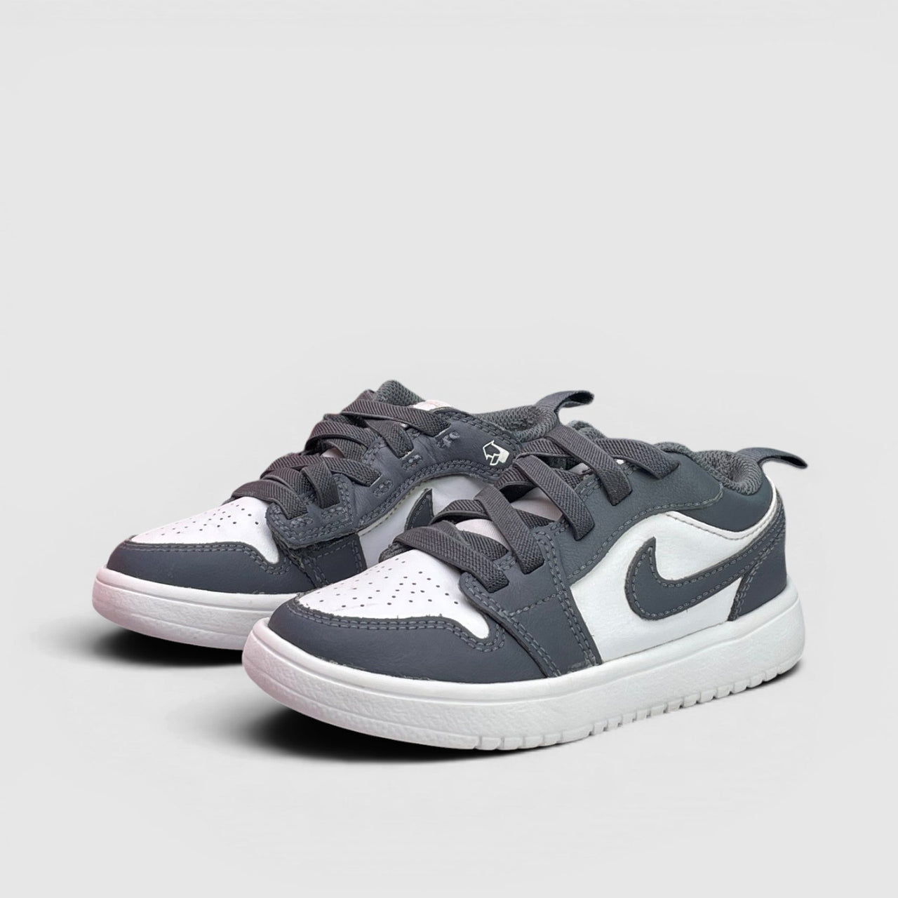 Nike Air Jordan 1 Low — buty sportowe dziecięce w bardzo dobrym stanie rozmiar 28, para butów