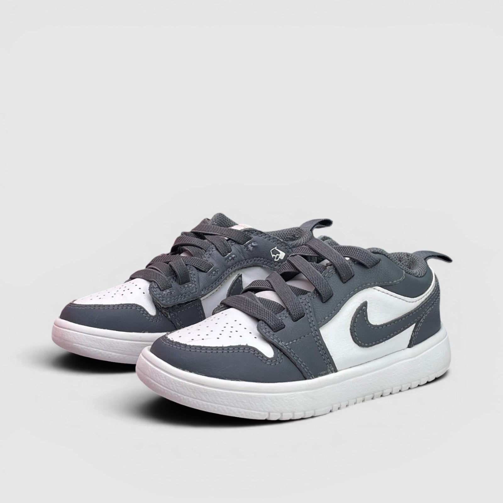 Nike Air Jordan 1 Low — buty sportowe dziecięce w bardzo dobrym stanie rozmiar 28, para butów