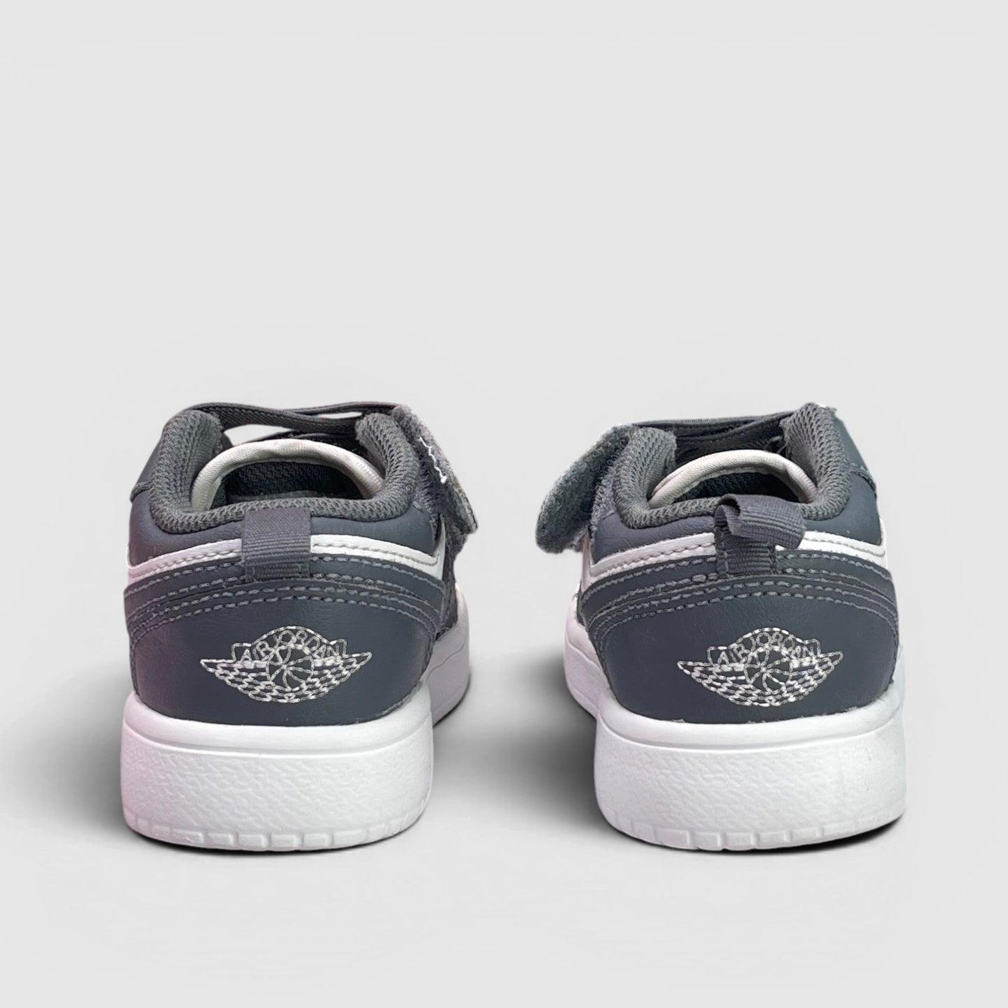 Nike Air Jordan 1 Low — buty sportowe dziecięce w bardzo dobrym stanie rozmiar 28, widok z tyłu