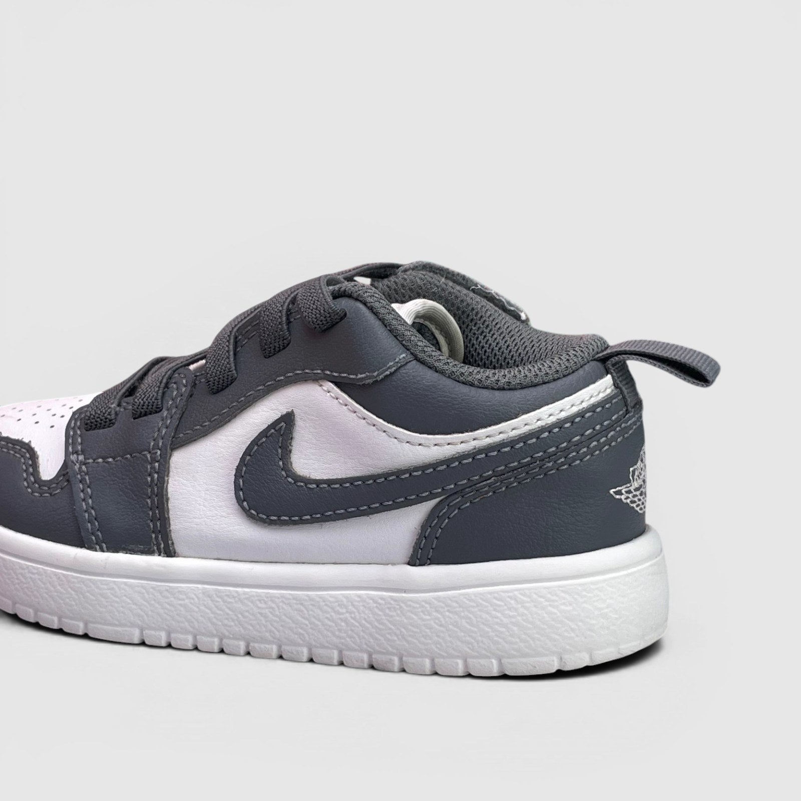 Nike Air Jordan 1 Low — buty sportowe dziecięce w bardzo dobrym stanie rozmiar 28, boczny profil, lewa strona