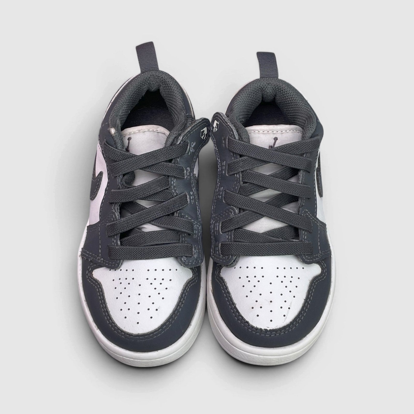 Nike Air Jordan 1 Low — buty sportowe dziecięce w bardzo dobrym stanie rozmiar 28, widok z przodu