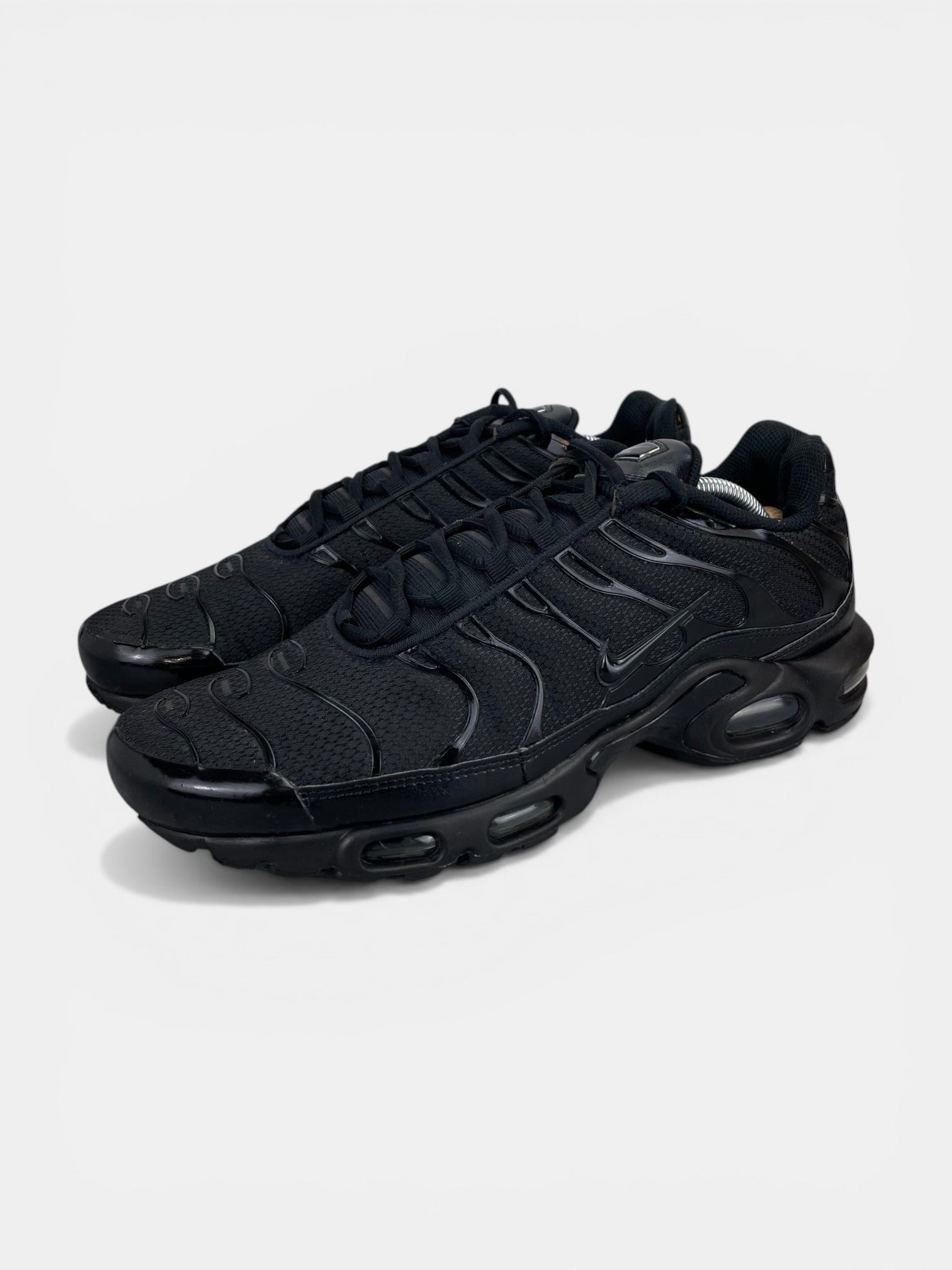 Nike Air Max Plus Triple Black - buty sportowe, widok z boku