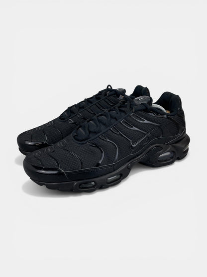 Nike Air Max Plus Triple Black - buty sportowe, widok z boku