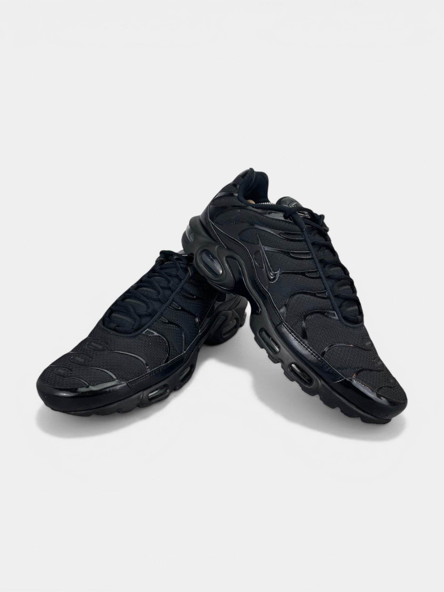 Nike Air Max Plus Triple Black - buty sportowe, boczny profil