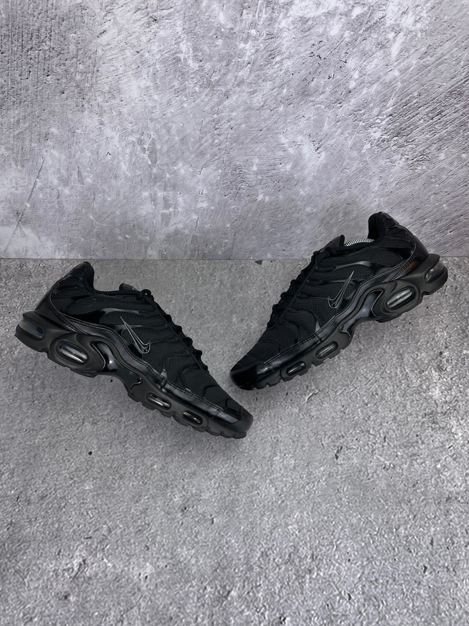 Nike Air Max Plus Triple Black - buty sportowe, widok z góry na zewnętrzną stronę butów