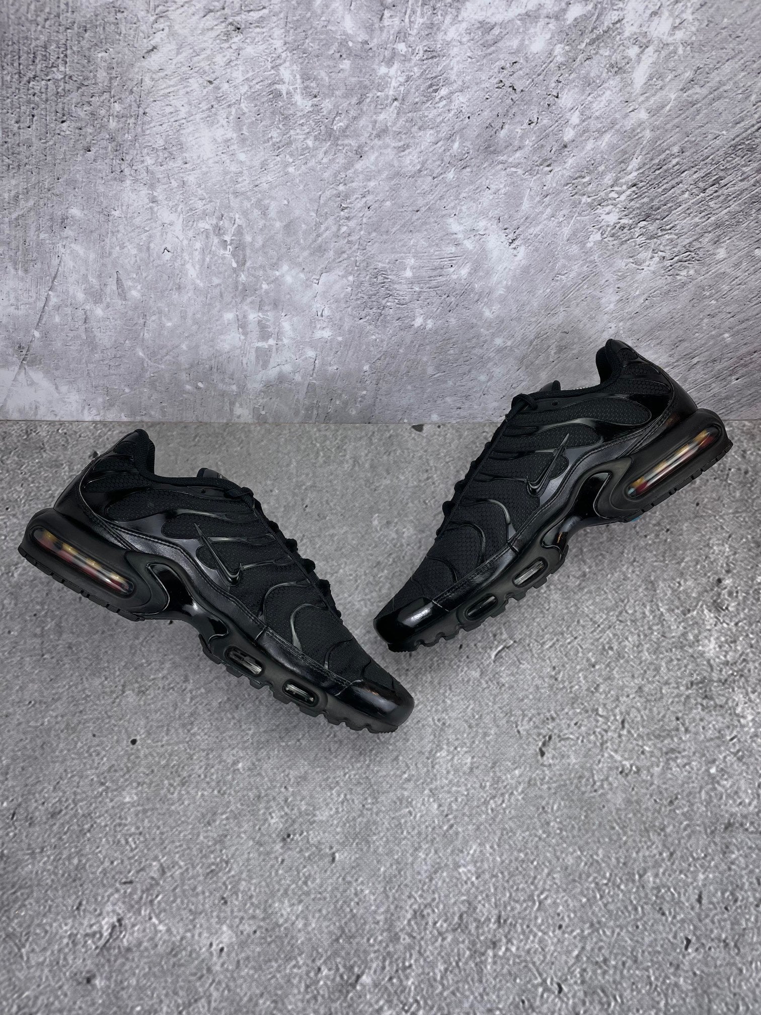 Nike Air Max Plus Triple Black - buty sportowe, zewnętrzny panel prawego buta