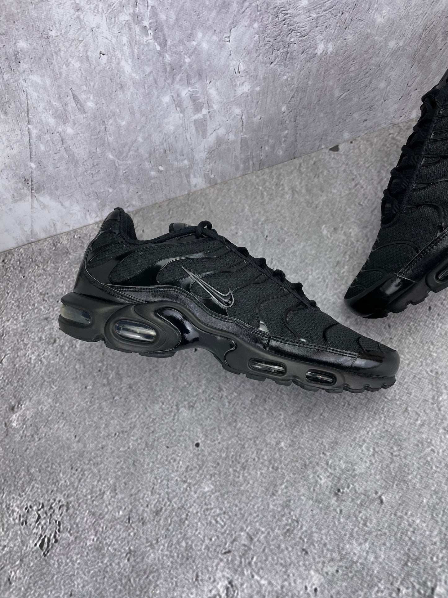 Nike Air Max Plus Triple Black - buty sportowe, zewnętrzny panel lewego buta