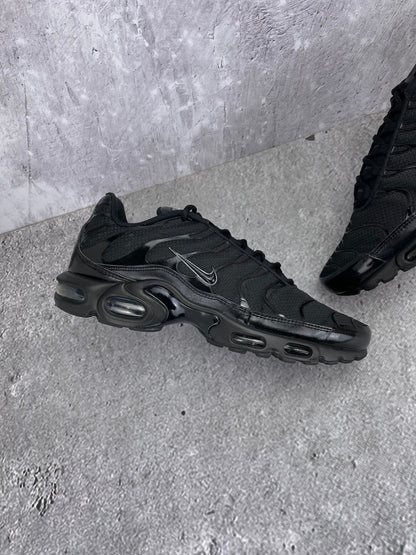 Nike Air Max Plus Triple Black - buty sportowe, zewnętrzny panel lewego buta