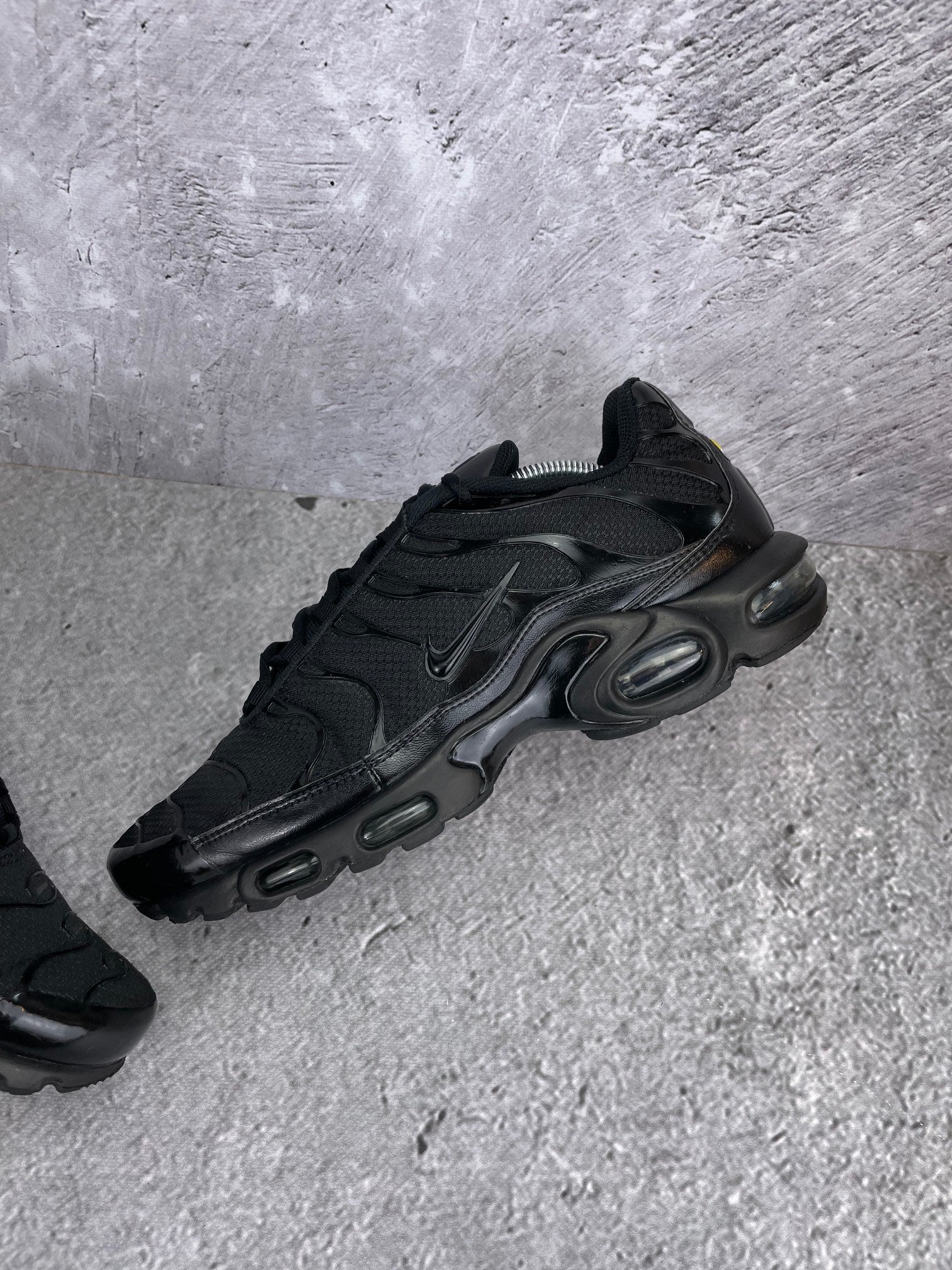 Nike Air Max Plus Triple Black - buty sportowe, widok z góry na wewnętrzną stronę butów